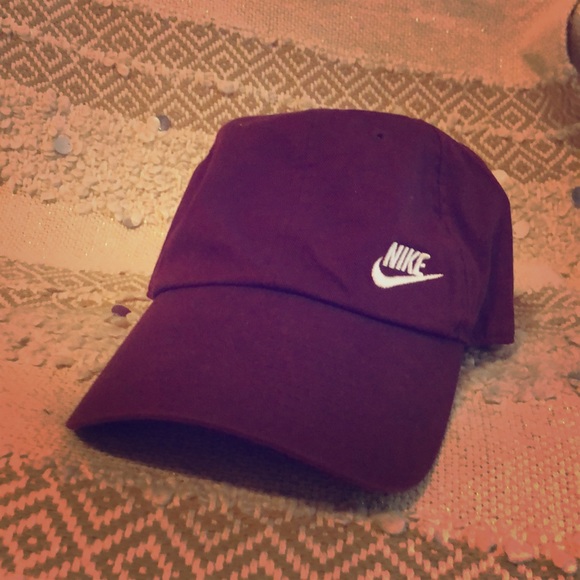 burgundy nike cap